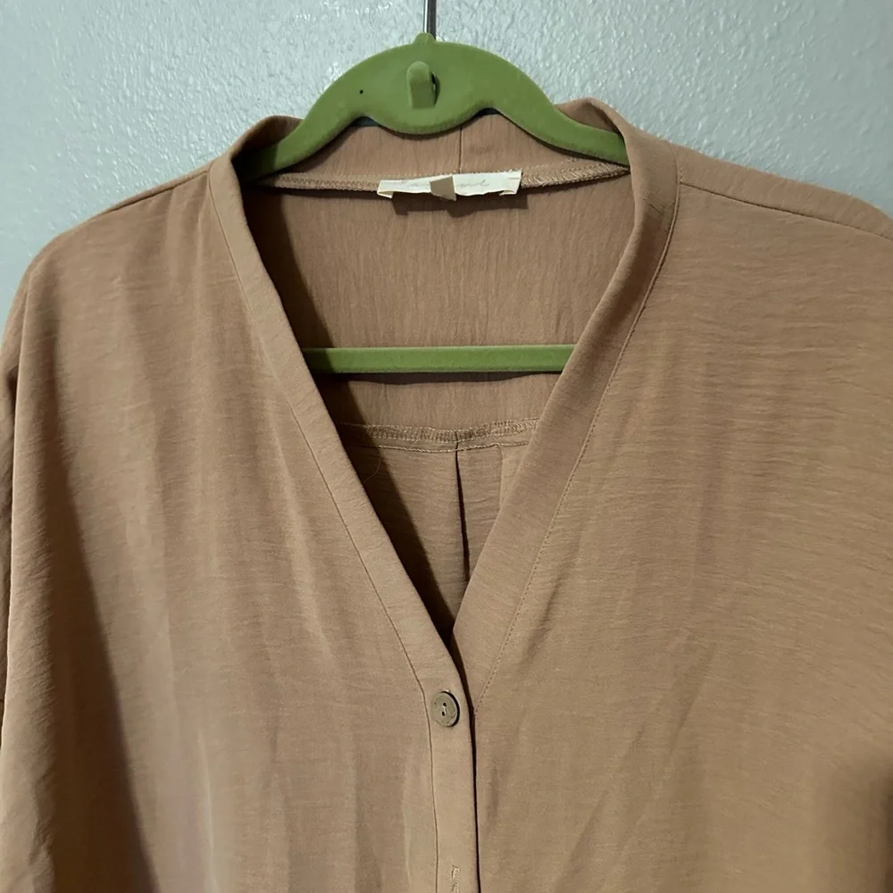 How do you wear that essential shirt - Picture 3 of 5